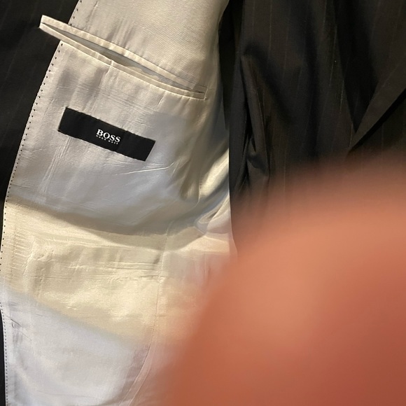 Hugo Boss Navy Blue men’s Suit in 40R. Waist 31 and inseam 30” - Picture 2 of 3